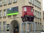 SBB: Der kleinste Rangiertraktor der SBB in luftigen H�hen.