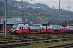 Rollout des ersten Kiss für die ÖBB.

Und dann ging es recht schnell für 4734 101 auf die Reise ins Stadler Inbetriebsetzungszentrum Erlen, erst einmal durch den Bahnhof St. Margrethen. April 2024. 