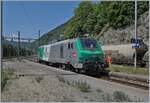 Die SNCF 27067, welche den Gegenzug (im Hintergrund) nachgeschoben hat, manöveriert sich an den Güterzug in Vallorbe.