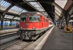 Re 4/4 II 11136 mit dem EC 1291 nach M�nchen bei der Abfahrt in Z�rich.