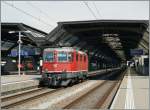 Nachdem der Zug ausgefahren ist, taucht die Zuglok der Hinfahrt auf: die Re 4/4 II 11144.