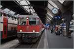 Die Re 4/4 II 11145 wartet mit ihrem IC 774 nach Basel in Zèrich HB auf die Abfahrt.