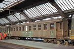 Schwerer genieteter Wagen mit engen Fenstern 20-03 243 aus den Jahren 1930-1933. Serie 7576-7663. Z�rich, 5.Februar 1975. 