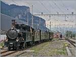 Lokwechsel! Heute im Planbetrieb bei all den Triebzügen schon eher die Ausnahme, doch wenn der Lokwechsel mit Dampf Traktion erfolgt, ist er was ganz besonderes: die der BDB (Brünig Dampf Bahn) G 3/4 208 erreicht mit ihrem Dampfzug von Interlaken Ost kommend den Bahnhof von Meiringen. Wenn man genau hinschaut, kann man weit im Hintergrund schon die HG 3/3 1068 der der BDB (Brünig Dampf Bahn) erkennen, welche den Zug für die Bergfahrt übernehmen wird. 

23. Aug. 2025