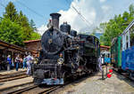 
50 Jahre BC - MEGA STEAM FESTIVAL der Museumsbahn Blonay–Chamby:
Die DFB HG 3/4 Nr. 4, ex B.F.D. 4 (Brig-Furka-Disentis, später FO - Furka-Oberalp), hier als F.O. 4 beschildert, steht am auf dem Museums-Areal der Museumsbahn Blonay-Chamby.

Die B.F.D. HG 3/4 ist eine von zehn von der Schweizerische Lokomotiv- und Maschinenfabrik (SLM) gebauten Dampflokomotiven für gemischten Adhäsions- und Zahnradbetrieb für die Brig-Furka-Disentis. Diese hier wurde 1913 unter der Fabriknummer 2318 gebaut.

Geschichte:
Die damalige Bahngesellschaft Brig-Furka-Disentis (BFD) beschaffte in den Jahren 1913 und 1914 zur Betriebsaufnahme ihrer Strecke bei der Schweizerischen Lokomotiv- und Maschinenfabrik Winterthur (SLM) die 10 Dampflokomotiven HG 3/4 Nr. 1-10, ausgeführt als Heissdampf-Vierzylinderverbund-Maschinen mit getrenntem Adhäsions- und Zahnradantrieb nach „System Abt“.

Die 10 Dampflokomotiven gingen 1926 an die als Nachfolgegesellschaft der BFD gegründete Furka-Oberalp-Bahn (FO) über und leisteten bis zum Abschluss der Elektrifikation im Jahre 1942 auf der gesamten 100 km langen Strecke Brig-Disentis zuverlässig ihren Dienst.

1947 wurden die Lokomotiven Nr. 1, 2, 8 und 9 nach Indochina (heutiges Vietnam) verkauft, wo Sie auf der Strecke Song Pha – Dalat bis in die Siebzigerjahre im Einsatz standen. In einer beispiellosen Aktion wurden die 4 Lokomotiven, soweit noch vorhanden, im Jahre 1990 durch die DFB in die Schweiz zurückgeholt. Nach der vom Reichsbahnausbesserungswerk Meiningen ausgeführten Aufarbeitung stehen die beiden Lok Nr. 1 und 9 seit 1993 wieder an der Furka (bei der DFB)  im Einsatz. Die Lok 9 durchläuft  zurzeit in der DFB Revisionswerkstatt in Chur auf Frondienstbasis eine Totalrevision R3.

Als einzige der 10 Lokomotiven hat die Lok 4 ihre Heimat nie verlassen. Sie wurde von der FO als fahrleitungsunabhängiges Triebfahrzeug bis in das Jahr 1972 eingesetzt und schließlich in Münster remisiert. Nach einer in den Achtziger Jahren durch Mitglieder des Oberwalliser Eisenbahnamateur Klubs (OEAK) erfolgten Aufarbeitung kam sie von 1990-1997 gelegentlich auf den Adhäsionsabschnitten Brig-Mörel und Niederwald-Oberwald für Extrafahrten zum Einsatz.

1997 konnte die DFB die Lok 4 als Leihgabe der FO übernehmen und unterzog sie in rund 18.000 freiwilligen Arbeitsstunden durch eigene Fachspezialisten in der Werkstatt Chur einer grundlegenden Revision.

Seit 2006 verkehrt die Lok 4 im Originalzustand wieder an der Furka.

Am 12.08.2010, dem Tag der Wiedereröffnung des letzten DFB-Streckenabschnitts Gletsch-Oberwald, wurde die Lok F.O.4 von der Matterhorn Gotthard Bahn (MGB, entstanden aus der Fusion der beiden Bahngesellschaften FO und BVZ) der DFB als Geschenk definitiv übergeben.

TECHNISCHE DATEN:
Länge über Puffer: 8.754 mm
Dienstgewicht: 42 t
Triebraddurchmesser:	910 mm
Laufraddurchmesser:	600 mm
Zahnrad Teilkreis: 688 mm
Zahnrad Zähne/Teilung: 18 Zähne / 120 mm (Abt 2-lamellig)
Anhängelast 110 ‰ Steigung: 60 t
Max. Geschwindigkeit Adhäsion:	45 km /h
Max. Geschwindigkeit Zahnrad: 20 km/h
Leistung:	600 PS (440 kW)
	
Antrieb:	
System: Getrennte Adhäsions- & Zahnradmaschine nach System Abt als Heissdampf Vierzylinderverbundmaschine
Bremsen: Vakuumbremse, Riggenbach'sche Gegendruckbremse
Steuerung Adhäsion: Walscherts Kolbenschieber
Steuerung Zahnrad: Joy Kolbenschieber
Zylinderdurchmesser Adhäsion:	420 mm
Zylinderdurchmesser Zahnrad:	560 mm
		
Kessel:
Kesseldruck: 14 bar
Rostfläche / Heizfläche:1,3 m² / 63 m²
Siede- / Rauchrohre:	95 / 15 Rohre
Kesselwasser-Inhalt:	2,6 m³
Wasservorrat: 3,15 m³
Kohlenvorrat: ca. 1,3 t
