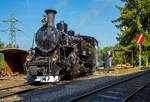 50 Jahre BC - MEGA STEAM FESTIVAL der Museumsbahn Blonay–Chamby:
Die DFB HG 3/4 Nr. 4, ex B.F.D. 4 (Brig-Furka-Disentis, sp�ter FO - Furka-Oberalp), steht am 19.05.2018 bei der Bekohlungsanlage in Chaulin.

Die B.F.D. HG 3/4 ist eine von zehn von der Schweizerische Lokomotiv- und Maschinenfabrik (SLM) gebauten Dampflokomotiven f�r gemischten Adh�sions- und Zahnradbetrieb f�r die Brig-Furka-Disentis. Diese hier wurde 1913 unter der Fabriknummer 2318 gebaut.

Geschichte:
Die damalige Bahngesellschaft Brig-Furka-Disentis (BFD) beschaffte in den Jahren 1913 und 1914 zur Betriebsaufnahme ihrer Strecke bei der Schweizerischen Lokomotiv- und Maschinenfabrik Winterthur (SLM) die 10 Dampflokomotiven HG 3/4 Nr. 1-10, ausgef�hrt als Heissdampf-Vierzylinderverbund-Maschinen mit getrenntem Adh�sions- und Zahnradantrieb nach „System Abt“.

Die 10 Dampflokomotiven gingen 1926 an die als Nachfolgegesellschaft der BFD gegr�ndete Furka-Oberalp-Bahn (FO) �ber und leisteten bis zum Abschluss der Elektrifikation im Jahre 1942 auf der gesamten 100 km langen Strecke Brig-Disentis zuverl�ssig ihren Dienst.

1947 wurden die Lokomotiven Nr. 1, 2, 8 und 9 nach Indochina (heutiges Vietnam) verkauft, wo Sie auf der Strecke Song Pha – Dalat bis in die Siebzigerjahre im Einsatz standen. In einer beispiellosen Aktion wurden die 4 Lokomotiven, soweit noch vorhanden, im Jahre 1990 durch die DFB in die Schweiz zur�ckgeholt. Nach der vom Reichsbahnausbesserungswerk Meiningen ausgef�hrten Aufarbeitung stehen die beiden Lok Nr. 1 und 9 seit 1993 wieder an der Furka (bei der DFB)  im Einsatz. Die Lok 9 durchl�uft zur Zeit in der DFB Revisionswerkstatt in Chur auf Frondienstbasis eine Totalrevision R3.

Als einzige der 10 Lokomotiven hat die Lok 4 ihre Heimat nie verlassen. Sie wurde von der FO als fahrleitungsunabh�ngiges Triebfahrzeug bis in das Jahr 1972 eingesetzt und schlie�lich in M�nster remisiert. Nach einer in den Achtziger Jahren durch Mitglieder des Oberwalliser Eisenbahnamateur Klubs (OEAK) erfolgten Aufarbeitung kam sie von 1990-1997 gelegentlich auf den Adh�sionsabschnitten Brig-M�rel und Niederwald-Oberwald f�r Extrafahrten zum Einsatz.

1997 konnte die DFB die Lok 4 als Leihgabe der FO �bernehmen und unterzog sie in rund 18.000 freiwilligen Arbeitsstunden durch eigene Fachspezialisten in der Werkstatt Chur einer grundlegenden Revision.

Seit 2006 verkehrt die Lok 4 im Originalzustand wieder an der Furka.

Am 12.08.2010, dem Tag der Wiederer�ffnung des letzten DFB-Streckenabschnitts Gletsch-Oberwald, wurde die Lok F.O.4 von der Matterhorn Gotthard Bahn (MGB, entstanden aus der Fusion der beiden Bahngesellschaften FO und BVZ) der DFB als Geschenk definitiv �bergeben.

TECHNISCHE DATEN:
L�nge �ber Puffer: 8.754 mm
Dienstgewicht: 42 t
Triebraddurchmesser: 910 mm
Laufraddurchmesser: 600 mm
Zahnrad Teilkreis: 688 mm
Zahnrad Z�hne/Teilung: 18 Z�hne / 120 mm (Abt 2-lamellig)
Anh�ngelast 110 ‰ Steigung: 60 t
Max. Geschwindigkeit Adh�sion: 45 km /h
Max. Geschwindigkeit Zahnrad: 20 km/h
Leistung: 600 PS (440 kW)
 
Antrieb: 
System: Getrennte Adh�sions- & Zahnradmaschine nach System Abt als Heissdampf Vierzylinderverbundmaschine
Bremsen: Vakuumbremse, Riggenbach'sche Gegendruckbremse
Steuerung Adh�sion: Walscherts Kolbenschieber
Steuerung Zahnrad: Joy Kolbenschieber
Zylinderdurchmesser Adh�sion: 420 mm
Zylinderdurchmesser Zahnrad: 560 mm
  
Kessel:
Kesseldruck: 14 bar
Rostfl�che / Heizfl�che:1,3 m2 / 63 m2
Siede- / Rauchrohre: 95 / 15 Rohre
Kesselwasser-Inhalt: 2,6 m3
Wasservorrat: 3,15 m3
Kohlenvorrat: ca. 1,3 t