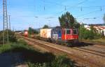 Mit einem Containerzug f�hrt 421 385-6 der SBB Cargo im Mai 2012 durch Bad Krozingen.