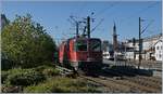 Seltene Gäste? Jedenfalls ein schwieriges Umfeld für ein Foto: Die SBB Re 430 353-3 und kaum zu sehen die SBB Re 420 307-1 in Konstanz  24.