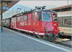 Die Crossrail Re 4/4 III 113 steht mit einem Reise Extra Zug in Brig. 

10. Mai 2007