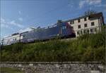 In Uetikon am See f�hrt Re 450 057 mit ihrer S-Bahn vorbei.
