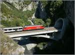 Als die einspurige, dem Hang entlange f�hrende Strecke Salgesch - Leuk zur Doppelspur ausgebaute wurde, w�hlte man eine Neubastrecke in Tunnellage, die wie hier zu sehen nur kurz durch die