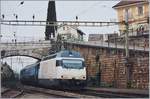 Die SBB Re 460 016  ciba  mit einem Schnellzug bei der Durchfahrt in Rivaz.