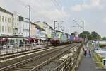 Am 18.09.2021 ist die BLS Cargo-475 410 mit einem Güterzug in Rüdesheim nach Norden unterwegs.