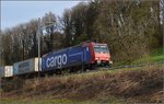 Auf einer der wenigen personenverkehrsfreien Strecken der Schweiz bringt 482 023-1 einen G�terzug gen Basel.