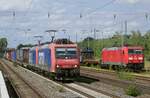 Am 14.07.2022 überholen die 482 025-4 und 482 010-6 in Düsseldorf-Rath die 185 341-5.