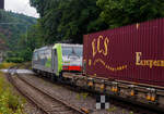 Die BLS Cargo 502, Re 486 502-8/E 486 502 SF  The Alpinists in Europa  (91 85 4486 502-8CH-BLSC) fährt am 07 Juli 2025 mit einem HUPAC KLV-Zug durch Kirchen (Sieg) in Richtung Köln.