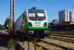 Die Rem 487 001-0 „Murmeltier“ (91 85 4487 001-0 CH-SRA) der Salzburger Eisenbahn Transportlogistik (SETG), ex SRT Rem 487 001, ex BTK 187 010, ist am 07 September 2024 beim Hauptbahnhof Siegen (D) angestellt. 

Die Bombardier TRAXX F160 AC3 LM wurde 2014 von Bombardier in Kassel unter der Fabriknummer 35113 gebaut. Im September 2014 bestellte Swiss Rail Traffic (SRT) eine Lokomotive (DACH-Zulassung, mit LM-Modul), ausgeliefert wurde Anfang 2015 die vormalige Vorführlokomotive 187 010 als Rem 487 001. Ende 2018 verkaufte die SRT die Lokomotive an die Salzburger Eisenbahn Transportlogistik (SETG), weil die Auslastung zu gering gewesen sei.

Weitere Informationen und Technische Daten zur Lok (als sie noch zur Swiss Rail Traffic (SRT)  gehörte), siehe:
http://hellertal.startbilder.de/bild/schweiz~e-loks~rem-487-traxx-f-140-ac3-lm/828660/die-rem-487-001-91-85.html

Die Salzburger Eisenbahn Transportlogistik GmbH (kurz: SETG) ist ein im Jahr 2001 gegründetes Eisenbahnverkehrs-Unternehmen (EVU) mit Sitz in Salzburg. Das Unternehmen transportiert überwiegend in den Ländern Österreich und Deutschland Ganzzüge mit eigenen sowie geleasten Elektro- und Dieselloks.