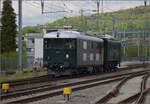 Zum Fest 150 Jahre Nationalbahn durfte Bm 4/4 II 18451 nach einer kleinen Ewigkeit von 10 Jahren endlich wieder an die frische Luft und wurde von Ae 3/5 10217 an ihren fr�heren Einsatzort nach Etzwilen gebracht. Hier in Wildegg, April 2025.

Zum letzten Mal war die Lok auf den Abschiedsfahrten 2015 des Dreischienengleis Wohlen-Bremgarten im Einsatz ( http://igschieneschweiz.startbilder.de/bild/schweiz~dieselloks~am-44-bm-44-ii/439393/bdwmdvzodbbsbb-ueber-das-wochenende-vom-26.html ). Damals krankte sie an der Motork�hlung und stellte sich unterwegs zeitweise ab. Mittlerweile ist sie weitgehend aufgearbeitet, aber das K�hlsystem ist noch teilweise in Arbeit. Daher wird ihr eine Fahrt nach Singen verwehrt bleiben ( http://igschieneschweiz.startbilder.de/bild/deutschland~bahnhof~singen-htw/470596/am-bahnhof-von-singen-hohentwil-sbb-zug.html ). Im Rangierdienst wird sie am Fest jedoch genug Arbeit haben und sich wunderbar pr�sentieren k�nnen.