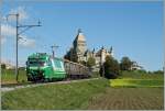 Die BAM Ge 4/4 21 mit einem Rollbockgüterzug bei Vufflens le Château.