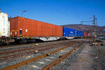 Sechsachsiger Drehgestell-Gelenk-Containertragwageneinheit 90´, 33 85 4961 317-6 CH-HUPAC der Gattung Sggmrss 90`der HUPAC AG am 24.03.2021 im Zugverband bei der Durchfahrt in Niederschelden an