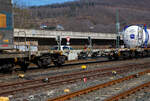 Vierachsiger Drehgestell-Containertragwagen der Gattung Sgnss, 33 85 4575 419-8 CH-HUPAC, der HUPAC Intermodal SA am 24.03.2021 leer im Zugverband bei der Durchfahrt in Niederschelden.