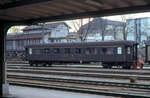 Schwere SBB-RIC Personenwagen erster Klasse �berlebten bis in die Achziger Jahre als Begleitwagen f�r G�terz�ge, in erster Linie wohl f�r die  rollende Landstrasse . Hier steht Db 60 85 99-29 463 in Basel SBB, mit Problemen bei der Heizungskupplung. Die beiden einstigen Erstklass-Abteile aus der Zeit des Dreiklassensystems sind an den Doppelfenstern deutlich erkennbar. 11.Februar 1981 