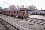 Gerade ausserhalb des Bahnhofs Gen�ve Cornavin stand eine Reihe ausrangierter Personen- und G�terwagen.