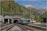 Mit dem BLS Steuerwagen BDt 956 an der Spitze verlässt ein Auto-Tunnelzug den Lötschbergtunnel und erreicht Goppenstein.
