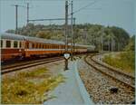 Die SBB Re 6/6 11645  Colombier  ist mit dem IC 20383  Barbarossa  auf dem Weg in den Süden und infolge einer Betriebsstörung auf der Stammstrecke via Freiamt unterwegs und erreicht hier die Abzweigstation Gruemet, wo die Heitersberglinie auf die Strecke von Baden Oberstadt trifft. 

Analogbild vom 16. Juli 1982