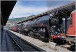 Der Dampfextrazug auf Vallorbe, der EZTTS beding unpassend mit einer SBB Re 4/4 an der Spitze in Vevey angekommen ist.