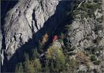 Rot leuchtet hier der Wagen der Gelmerbahn.