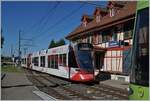 Vor dem hübschen Gebäude des Bahnhof von Leymen kreuzen sich sind BLT Züge nach Rodersdorf (nur schwach angeschitten) und Dornach.

26. Sept. 2023