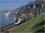 Internationaler Verkehr beim Château de Chillion: eine knappe Stunde später fährt der TGV Lyria von Paris nach Brig bei Chateau de Chillon vorbei.