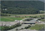 Die neue Rhonebrücke der Strecke von Brig nach Lausanne im Vordergrund, und im Hintgergrund ein Walliser Domino auf dem Weg Richtung Monthey auf der Strecke von St-Maurice nach St-Gingolph.