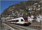 Der FLIRT 523 013 als S2 auf der Fahrt nach Villeneuve beim Halt in Territet.