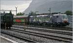Die MRCE 189 090  Göttingen  (UIC 91 80 6189 990-5 D-Dispo Class 189-VE), vermietet an SBB Cargo, in der Novelis-Farbgebung mit seinem Aluminiumzuges nach Göttingen in Sierre.
