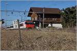 Bei Kilometer 33.9 der Simplonstrecke liegt der Bahnhof von Roches VD, der einerseits durch sein hübsches Empfangsgebäude im Châlet-Stil auffällt, andererseits durch die sehr