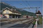 Der Region Alps Regionalzug 6113 von St-Gingolph nach Brig erreicht Monthey.