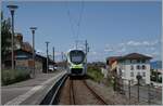 Des BLS RABe 528 105  MIKA  wartet als R91 6121 nach Brig auf die Abfahrt in St-Gingolph. 
Das Bild entstand auf dem offenen Bahnübergang. 

24. Juli 2024 