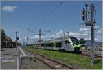 Der BLS RABe 528 105  MIKA  beim Halt als R91 6121 in Bouveret. Der von der Regionalps angemietete Zug ist von St-Gingolph nach Brig unterwegs und wartet nun auf den Gegenzug.

24. Juli 2024