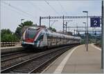 Der SBB LEX RABe 522 214 ist als Léman Express SL2 von Coppet nach Annecy unterwegs und verlässt Versoix in Richtung Genève.

Dieser Zug wurde erst nachträglich zum LEX RABe 522 umgerüstet, vorher wurde er unter anderem auf der Strecke Biel/Bienne - Meroux als  normaler  RABe 522 eingesetzt. 

28. Juni 2021