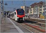Ein Fernverkehrs SBB RABe 523 5xx  Mouette  verlässt Renens VD als S6 nach Palézieux.