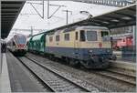 Bein eindrücklichen  60 Jahre Re 4/4 II  Treffen in Balsthal war alles vertreten was Rang und Namen hatte, mit einer Ausnahme: die Die die Rheingold IRSI Re 4/4 II 11387 (Re 421 387-2). Aus gutem Grund, den die Lok war wohl für ZRT mit einem Sonderzug in Richtung Slowenien unterwegs. 
Im Bild ist die Die die IRSI Re 4/4 II 11387 (Re 421 387-2) im Güterverkehr der BAM MBC unterwegs und mit ihrem Kieszug in Morges angekommen. 

4. März 2004 