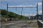 Bei der Umstellung der Stecke Genève - Bellegarde von Gleich- auf Wechselstrom wurden in La Plaine die Gleichstrommaste und Träger für die Wechselstromfahrleitung genutzt, so dass auf