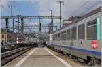 Die SNCF BB 22397 verlässt Genève mit ihrem TER 96634 nach Grenoble und ich konnte es mir nicht verkneifen, den Zug auch auch dieser Perspektive nochmals zu fotografieren und zu zeigen, denn die Einsätze der einst weit verbreiteten  nez cassé  gehen strak zurück.

20. August 2024
