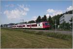 Kurz vor der Umstellung auf das neue Betriebskonzept mit den direkten Zügen Le Brassus - Aigle: Der TRAVYS RBDe 560 384-0 (RBDe 560 DO TR 94 85 7560 384-0 CH-TVYS)  Lac de Brenet  ist als als
