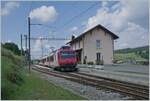 Ein Travys Domino RBDe 560 beim Halt in Le Lieu.