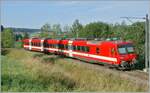 Fahrplanwechsel im Dezember 2025 und dazu stellvertretend dieses Bild, aus Gründen die anschliessend ausführe: 
Zwischen Le Day und Le Pont ist der der CJ RBDe 560 141-4  La Vouivre  (ex SBB RBDe 560 002-8  Sempach Neuenkirch ) als Regionalzug auf der Fahrt von Vallorbe nach Le Brassus. 

Der Fahrplanwechsel bringt besonderes dem Jura etliche Veränderungen, so dass dieses hier gezeigte Bilder recht gut dazu passt: Die Strecke Le Day - Le Brassus wird nach fast einem Jahre Bauarbeiten zum Fahrplanwechsel wieder in Betrieb genommen, Gegenteiliges widerfährt der Strecke Chavornay - Orbe: die Strecke wird für Umbauarbeiten zur Führung direkter Züge ab Lausanne nach Orbe für etwa ein Jahr geschlossen. 
Die RE 56 Biel/Bienne - Meroux entfallen und werden durch BLS MIKA Biel/Bienne - Basel ersetzt. Im Kanton Jura verkehren halbstündlich alternieren Regionalzüge Delémont - Porrentruy - Bonfol oder Delle, bzw. Porrentury - Delle oder Bonfol. Dadurch verliert die CJ den Betrieb auf der Strecke Porrentury - Bonfol. 
Die SNCF Strecke Delle - Belfort wird künftig allein von der SNCF bedient, die Züge verkehren im Stundentakt. 
Und zum Schluss noch eine letzte eher optische Änderung: Die ICN Zürich - Biel/Bienne  (mit Anschluss an die direkten ICN Basel - Lausanne)  wird durch RABe 512 ersetzt. 

Alles in allem interessante Veränderungen, die nicht den Anspruch auf Vollständigkeit erheben, aber die sicher das eine oder andere Fotomotive abgeben werden. 

Das Bild wurde am 16. August 2009 aufgenommen