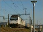 Die BLS Re 465 465 015 (UIC N°: 91 85 4465 015 6)  CAT'S EYE  erreicht über die Verbindungslinie von Genève her kommend Bussigny und fährt anschliessend nach Vufflens la Ville