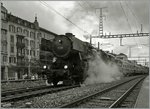 Pünktlich verlässt die VVT 52 221 mit ihrem Extrazug 30 502 zum Dampfbahn Festival der BC den Bahnhof Neuchâtel.